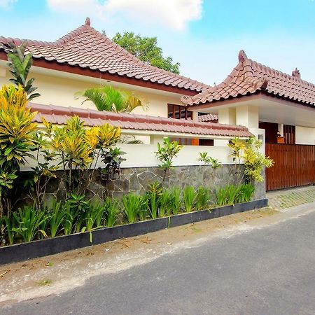 Oyo 1473 Omah Tentrem Syariah Melati Exterior photo